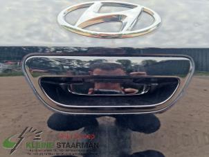 Gebruikte Achterklep Handgreep Hyundai i10 1.0 12V Prijs op aanvraag aangeboden door Kleine Staarman B.V. Autodemontage