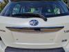 Achterklep Handgreep van een Toyota Yaris III (P13), 2010 / 2020 1.5 16V Hybrid, Hatchback, Elektrisch Benzine, 1.497cc, 74kW (101pk), FWD, 1NZFXE, 2012-03 / 2020-06, NHP13 2013