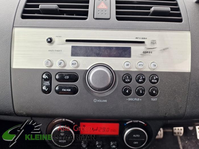 Radio CD Speler van een Suzuki Swift (ZA/ZC/ZD1/2/3/9) 1.6 Sport VVT 16V 2010