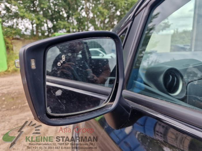 Buitenspiegel links van een Nissan Note (E12) 1.2 DIG-S 98 2015