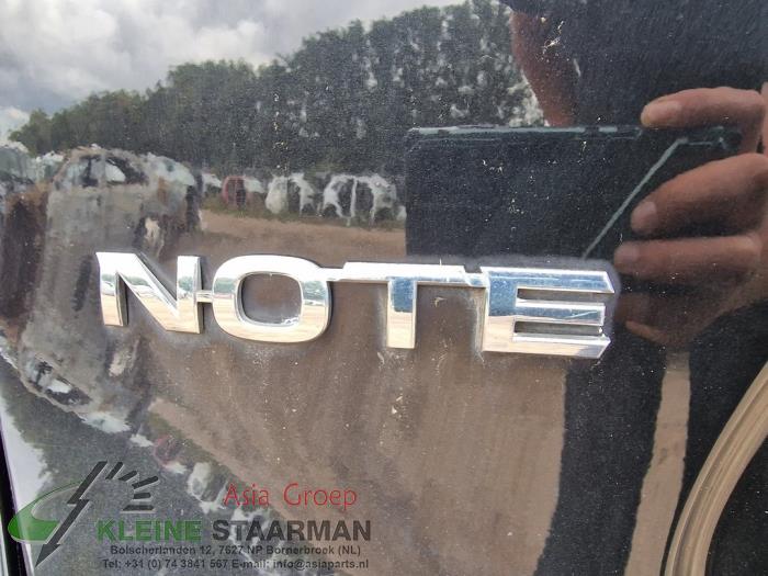 Schokbreker rechts-achter van een Nissan Note (E12) 1.2 DIG-S 98 2015