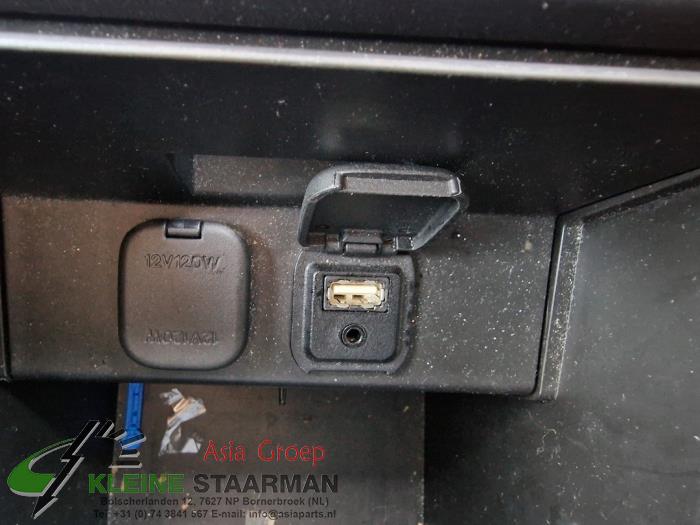 AUX/USB aansluiting van een Mazda CX-5 (KE,GH) 2.2 Skyactiv D 16V High Power 2014