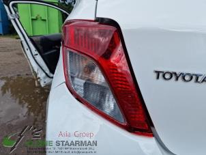 Gebruikte Achterlicht links Toyota Yaris III (P13) 1.5 16V Hybrid Prijs € 62,50 Margeregeling aangeboden door Kleine Staarman B.V. Autodemontage