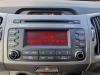 Radio CD Speler van een Kia Sportage (SL), 2010 / 2016 1.6 GDI 16V 4x2, Jeep/SUV, Benzine, 1 591cc, 99kW (135pk), FWD, G4FD, 2010-06 / 2015-12, SLSF5P21; SLSF5P31 2015