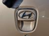 Handgreep Achterklep van een Hyundai i10 (F5), 2007 / 2013 1.2i 16V, Hatchback, Benzine, 1.248cc, 63kW (86pk), FWD, G4LA5, 2011-04 / 2013-12, F5P5 2011