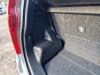 Kofferbakbekleding links van een Daihatsu Cuore (L251/271/276), 2003 1.0 12V DVVT, Hatchback, Benzine, 998cc, 51kW (69pk), FWD, 1KRFE, 2007-04, L271; L276 2010