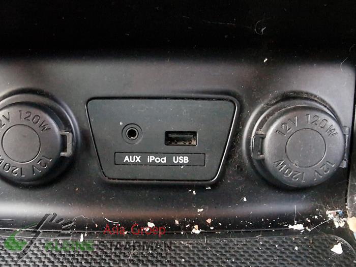 AUX/USB aansluiting van een Hyundai iX35 (LM) 1.7 CRDi 16V 2013