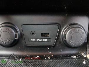 Gebruikte AUX/USB aansluiting Hyundai iX35 (LM) 1.7 CRDi 16V Prijs op aanvraag aangeboden door Kleine Staarman B.V. Autodemontage