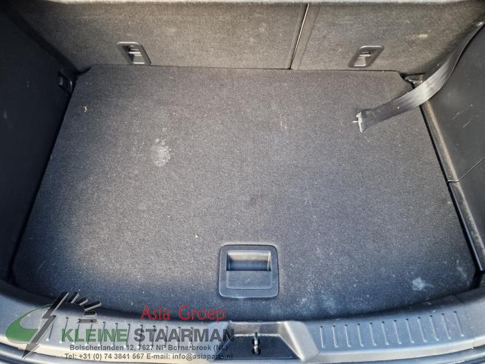 Vloerplaat bagageruimte van een Mazda CX-3 2.0 SkyActiv-G 120 2017