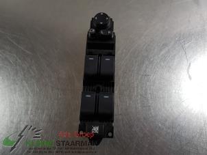 Gebruikte Elektrisch Raam Schakelaar Mazda 3 Sport (BL14/BLA4/BLB4) 1.6i MZR 16V Prijs € 75,00 Margeregeling aangeboden door Kleine Staarman B.V. Autodemontage