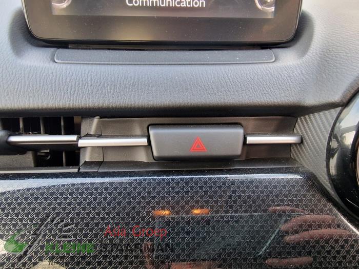 Alarmlicht Schakelaar van een Mazda 2 (DJ/DL) 1.5 SkyActiv-G 90 2018