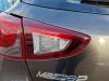 Achterlicht links van een Mazda 2 (DJ/DL), 2014 1.5 SkyActiv-G 90, Hatchback, Benzine, 1.496cc, 66kW (90pk), FWD, P5Y6; P5Y5; P5Y8; P5X0; P5X2, 2014-08, DJ6H5; DJ16H5; DJ16HD 2018
