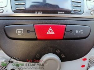 Gebruikte Schakelaar Paniekverlichting Toyota Aygo (B10) 1.0 12V VVT-i Prijs op aanvraag aangeboden door Kleine Staarman B.V. Autodemontage