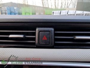 Gebruikte Paniekverlichtings Schakelaar Nissan Micra (K14) 1.0 IG-T 100 Prijs op aanvraag aangeboden door Kleine Staarman B.V. Autodemontage