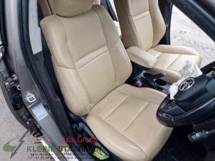 Gebruikte Voorstoel rechts Toyota Auris (E18) 1.6 Dual VVT-i 16V Prijs op aanvraag aangeboden door Kleine Staarman B.V. Autodemontage