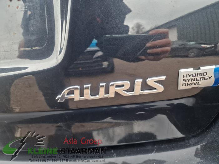 Achterklepdemper rechts-achter van een Toyota Auris Touring Sports (E18) 1.8 16V Hybrid 2014