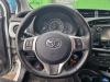 Stuurwiel van een Toyota Yaris III (P13), 2010 / 2020 1.5 16V Hybrid, Hatchback, Elektrisch Benzine, 1.497cc, 74kW (101pk), FWD, 1NZFXE, 2012-03 / 2020-06, NHP13 2013