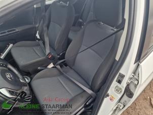Gebruikte Voorstoel links Toyota Yaris III (P13) 1.5 16V Hybrid Prijs op aanvraag aangeboden door Kleine Staarman B.V. Autodemontage