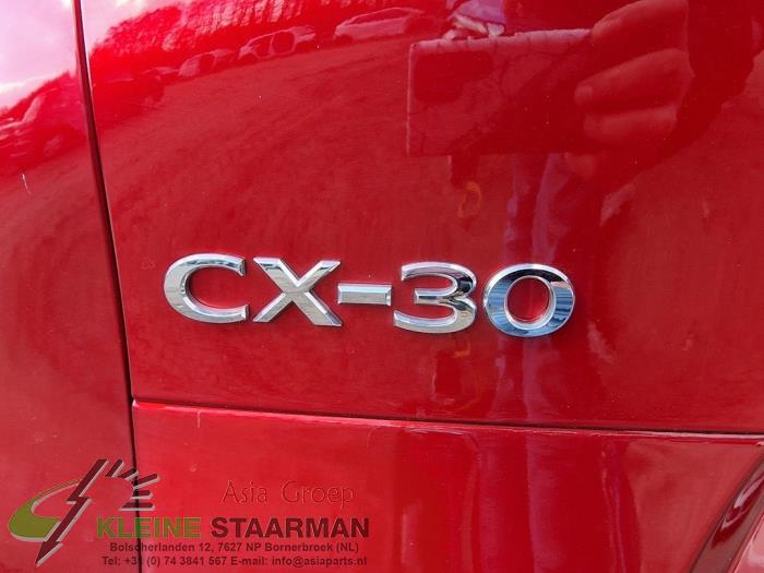 Schokbreker links-achter van een Mazda CX-30 (DM) 2.0 e-SkyActiv X 186 16V 2021