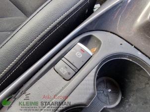 Gebruikte Schakelaar handrem Nissan Juke (F16) 1.0 DIG-T 12V Prijs op aanvraag aangeboden door Kleine Staarman B.V. Autodemontage