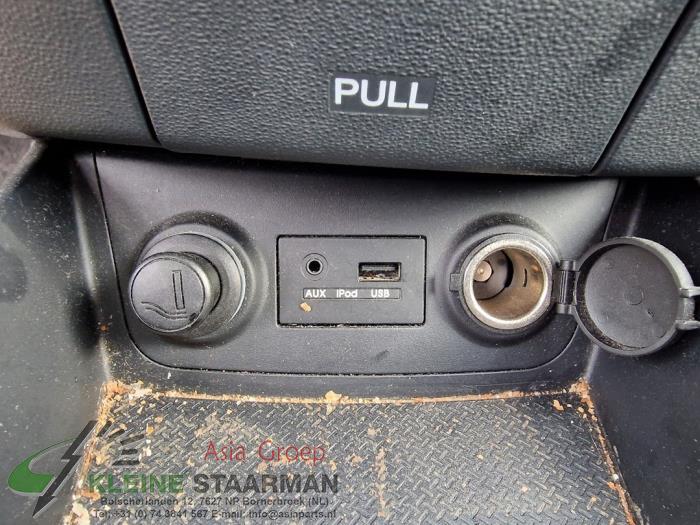AUX/USB aansluiting van een Hyundai i30 (FD) 1.4 CVVT 16V 2011