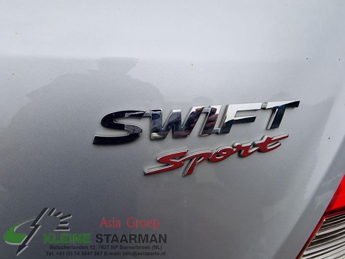 Schokdemper rechts-achter van een Suzuki Swift (ZA/ZC/ZD) 1.6 Sport VVT 16V 2015