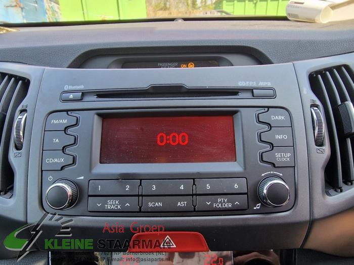 Radio CD Speler van een Kia Sportage (SL) 2.0 CVVT 16V 4x4 2011