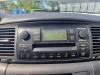 Radio CD Speler van een Toyota Corolla Wagon (E12), 2002 / 2007 1.6 16V VVT-i, Combi/o, Benzine, 1.598cc, 81kW (110pk), FWD, 3ZZFE, 2001-09 / 2004-06, ZZE121 2002