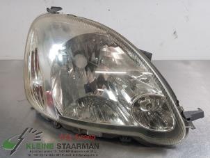 Gebruikte Koplamp rechts Toyota Yaris (P1) 1.3 16V VVT-i Prijs € 50,00 Margeregeling aangeboden door Kleine Staarman B.V. Autodemontage