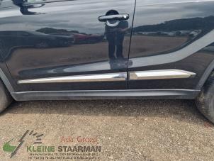 Gebruikte Sideskirt links Suzuki Vitara (LY/MY) 1.0 Booster Jet Turbo 12V Prijs € 100,00 Margeregeling aangeboden door Kleine Staarman B.V. Autodemontage