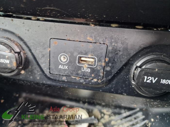 AUX/USB aansluiting van een Hyundai Tucson (TL) 1.7 CRDi 16V 2WD 2017