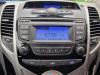 Radio CD Speler van een Hyundai iX20 (JC), 2010 / 2019 1.4i 16V, SUV, Benzine, 1.396cc, 66kW (90pk), FWD, G4FA, 2010-11 / 2019-07, JCF5P1; JCF5P2; JCF5P6; JCF5P7 2013