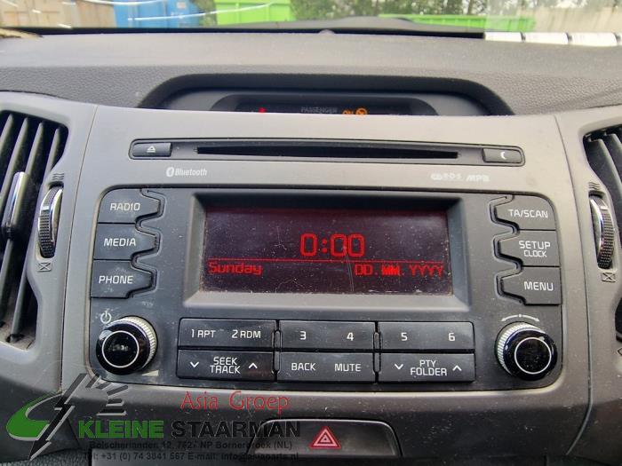 Radio CD Speler van een Kia Sportage (SL) 1.6 GDI 16V 4x2 2015
