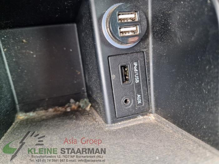 AUX/USB aansluiting van een Hyundai i40 CW (VFC) 2.0 GDI 16V 2015