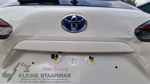 Gebruikte Handgreep Achterklep Toyota Corolla Cross 2.0 VVT-i 16V Hybrid Prijs op aanvraag aangeboden door Kleine Staarman B.V. Autodemontage