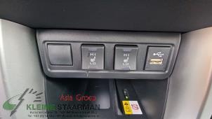 Gebruikte AUX/USB aansluiting Toyota Corolla Cross 2.0 VVT-i 16V Hybrid Prijs op aanvraag aangeboden door Kleine Staarman B.V. Autodemontage