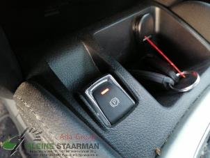 Gebruikte Handrem schakelaar Nissan Qashqai (J11) 1.6 DIG-T 163 16V Prijs op aanvraag aangeboden door Kleine Staarman B.V. Autodemontage