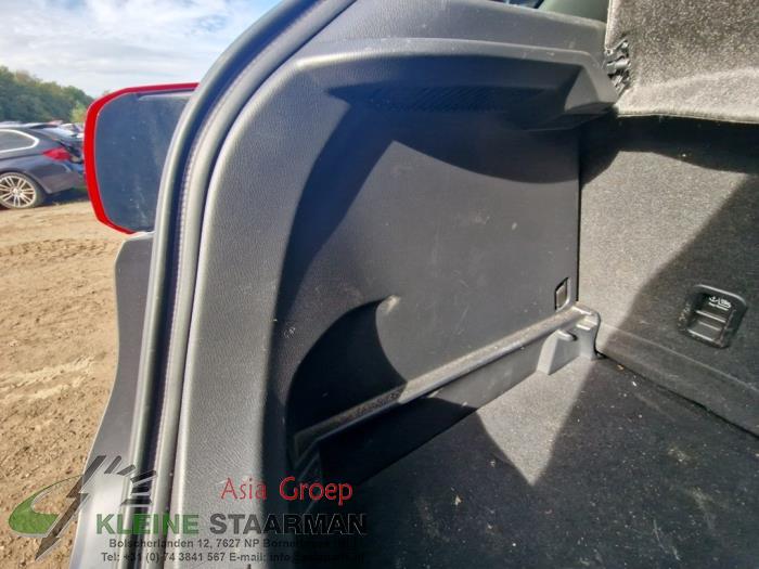 Kofferbakbekleding links van een Mazda CX-3 2.0 SkyActiv-G 120 2019