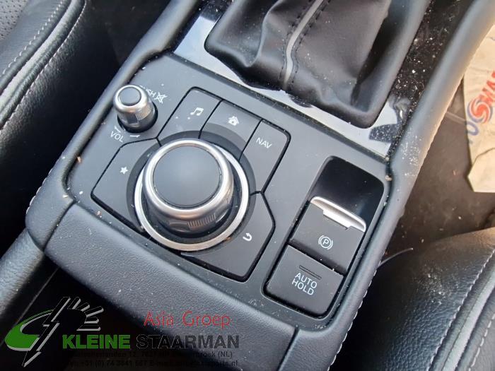Navigatie bedienings paneel van een Mazda CX-3 2.0 SkyActiv-G 120 2019