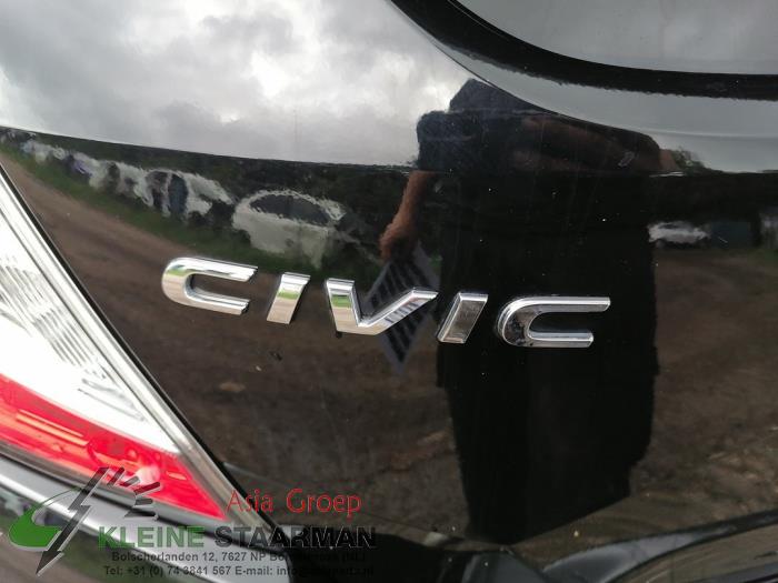 Draagarm onder links-achter van een Honda Civic (FK6/7/8/9) 1.0i VTEC Turbo 12V 2017