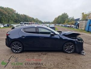 Gebruikte Middenstijl rechts Mazda 3 Sport (BP) 2.0 SkyActiv-G 122 Mild Hybrid 16V Prijs op aanvraag aangeboden door Kleine Staarman B.V. Autodemontage