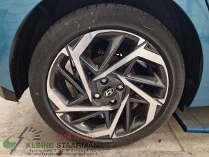 Gebruikte Velg + Band Hyundai i20 (BC3) 1.0 T-GDI 100 Mild Hybrid 48V 12V Prijs op aanvraag aangeboden door Kleine Staarman B.V. Autodemontage