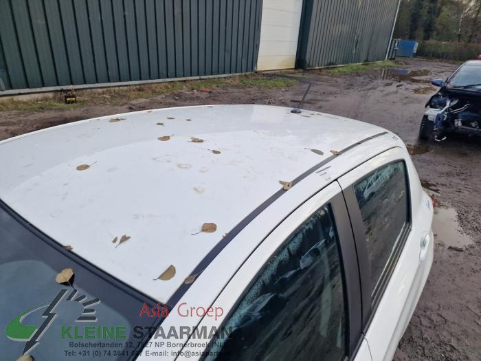Dak van een Toyota Yaris III (P13) 1.5 16V Hybrid 2015