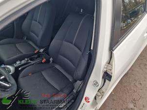 Gebruikte Voorstoel links Mazda 2 (DJ/DL) 1.5 SkyActiv-G 90 M Hybrid Prijs op aanvraag aangeboden door Kleine Staarman B.V. Autodemontage