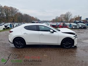 Gebruikte Middenstijl rechts Mazda 3 Sport (BP) 2.0 SkyActiv-X M Hybrid 16V Prijs op aanvraag aangeboden door Kleine Staarman B.V. Autodemontage