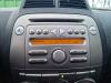 Radio CD Speler van een Daihatsu Sirion 2 (M3), 2005 1.5 16V, Hatchback, Benzine, 1.495cc, 76kW (103pk), FWD, 3SZVE, 2008-03 / 2009-03, M303; M341; M342 2010