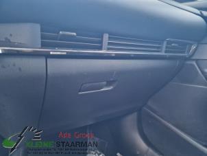 Gebruikte Dashboardkastje Mazda CX-30 (DM) 2.0 e-SkyActiv X 186 16V Prijs op aanvraag aangeboden door Kleine Staarman B.V. Autodemontage
