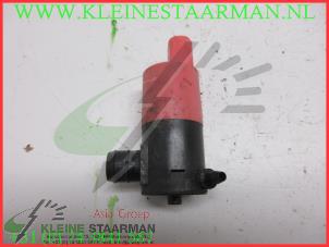 Gebruikte Ruitensproeierpomp voor Toyota Yaris II (P9) 1.0 12V VVT-i Prijs € 42,50 Margeregeling aangeboden door Kleine Staarman B.V. Autodemontage