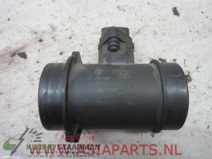 Gebruikte Luchthoeveelheidsmeter Kia Carens II (FJ) 1.6i 16V Prijs € 42,50 Margeregeling aangeboden door Kleine Staarman B.V. Autodemontage