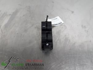 Gebruikte Ruit schakelaar elektrisch Mazda 626 (GF12) 2.0i 16V GLX Prijs € 42,50 Margeregeling aangeboden door Kleine Staarman B.V. Autodemontage